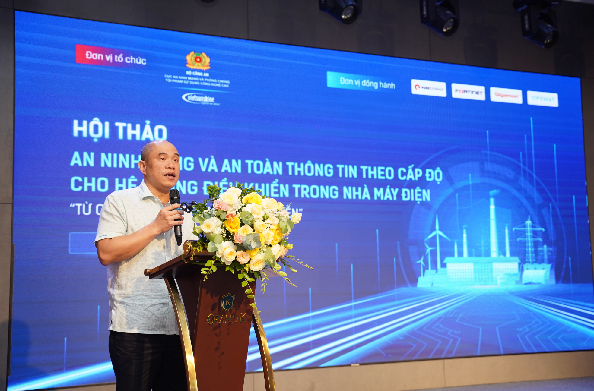 Đại tá Hà Văn Bắc, Phó Cục trưởng Cục An ninh mạng và phòng chống tội phạm sử dụng công nghệ cao phát biểu khai mạc Hội thảo