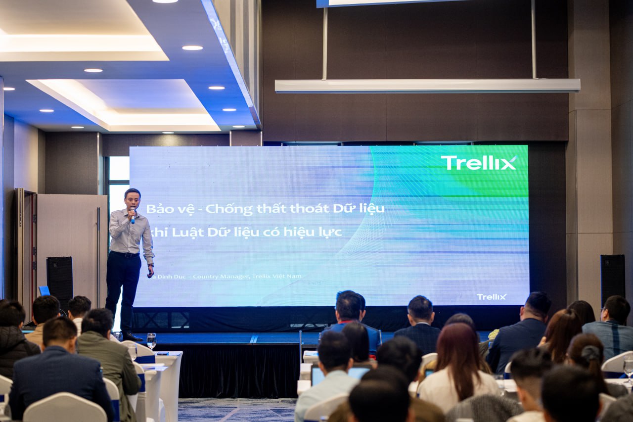 Đại diện Trellix, Ông Tạ Đình Đức, Giám đốc Quốc gia, mang đến cách tiếp cận bảo vệ dữ liệu chủ động, đặc biệt trong bối cảnh tuân thủ tiêu chuẩn an toàn thông tin cấp cao.